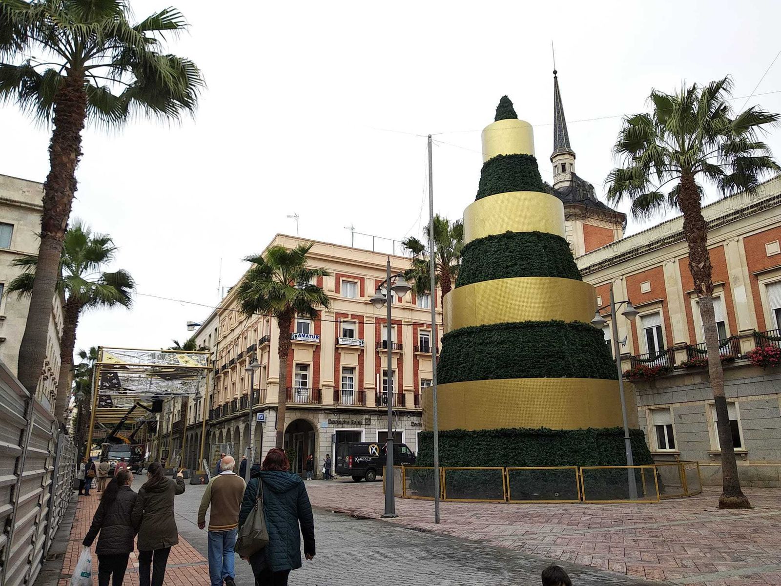 El árbol de Navidad ya está ubicado frente al Ayuntamiento en la plaza de la Constitución.