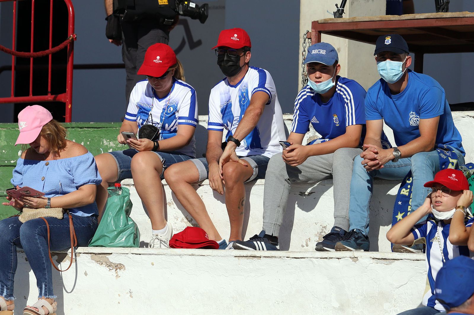 Imágenes de la afición más fiel del Recre en su visita al campo del Antoniano