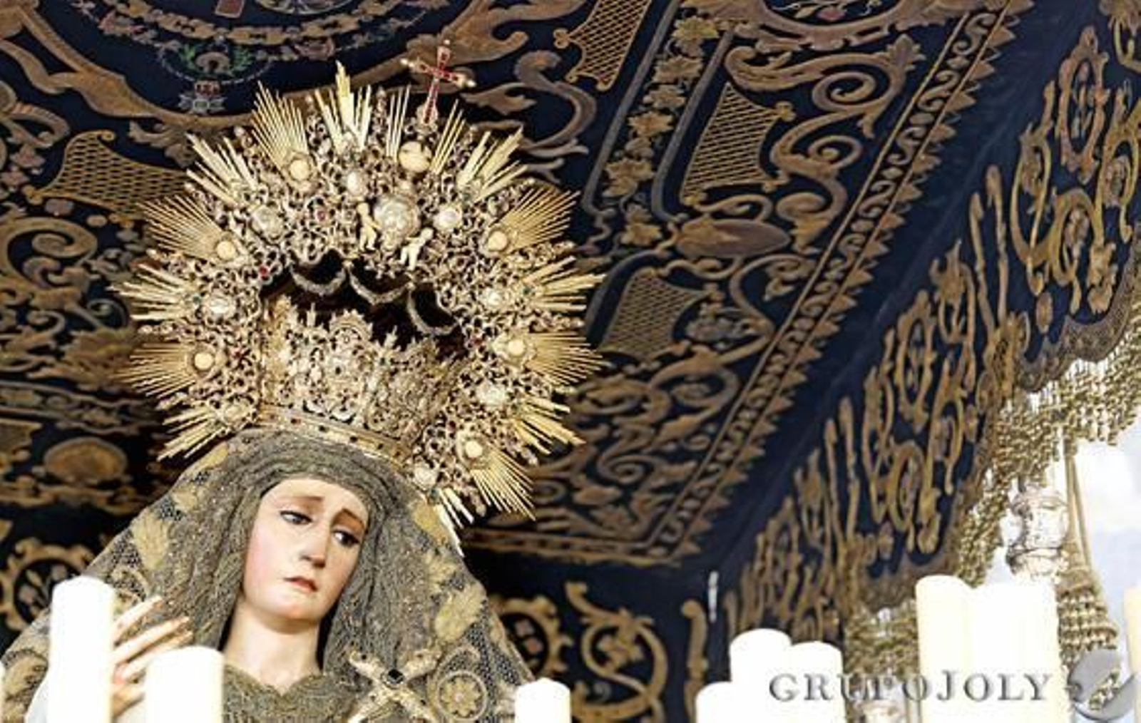 Bonito primer plano de la Virgen de los Dolores, captado nada más salir de su Iglesia de San Lucas.

Foto: Pascual