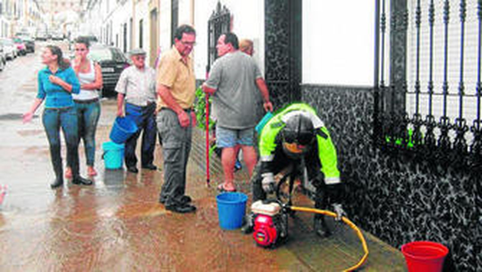 Los bomberos actúan por el anegamiento de una vivienda en la calle Rosario de Fuente Obejuna.