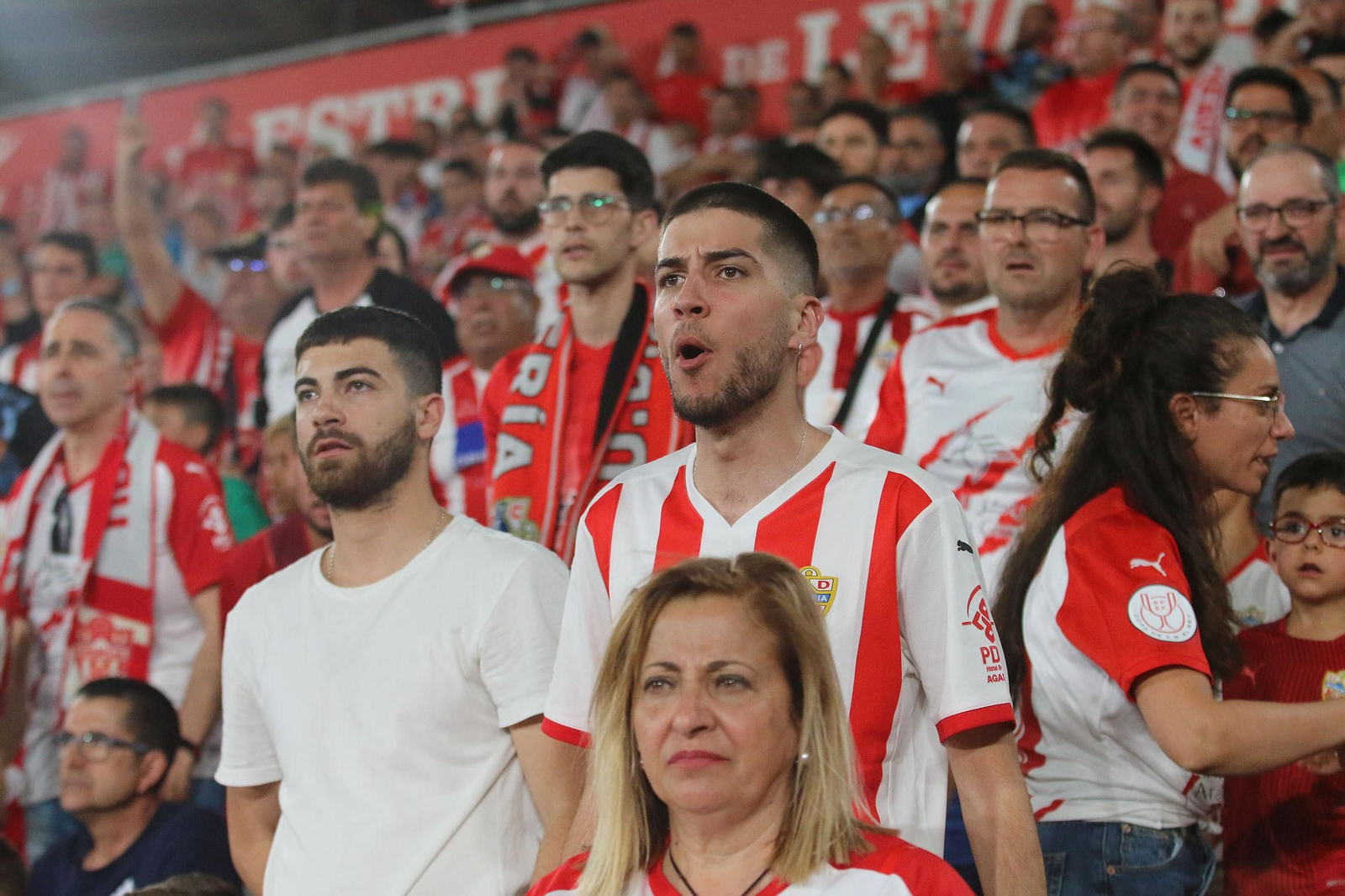 Las imágenes de la decepción de los aficionados del Almería