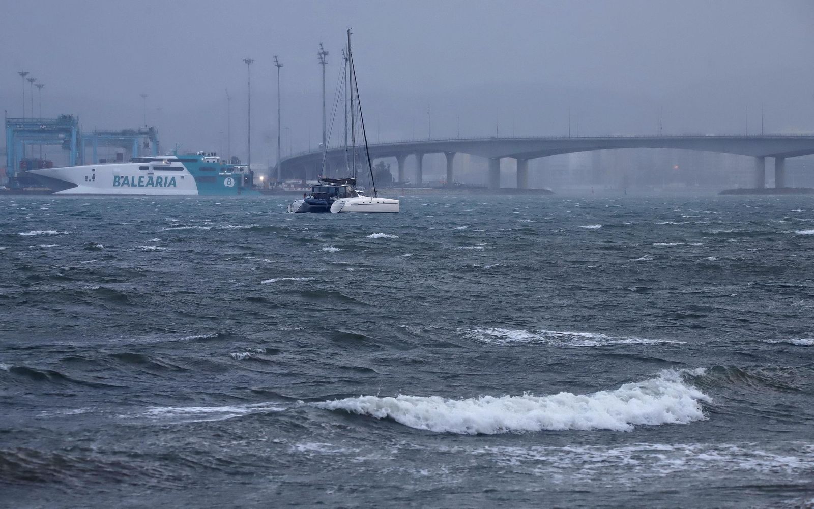 Fotos de la borrasca Joseph: Rachas de 100 km/h cierran el Estrecho y colapsan el Puerto de Algeciras