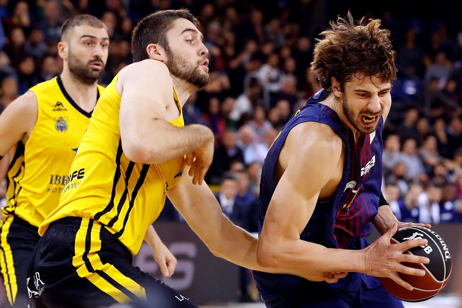 El pívor barcelonista Ante Tomic trata de superar la presión de su contrario del Tenerife Mike Tobey.