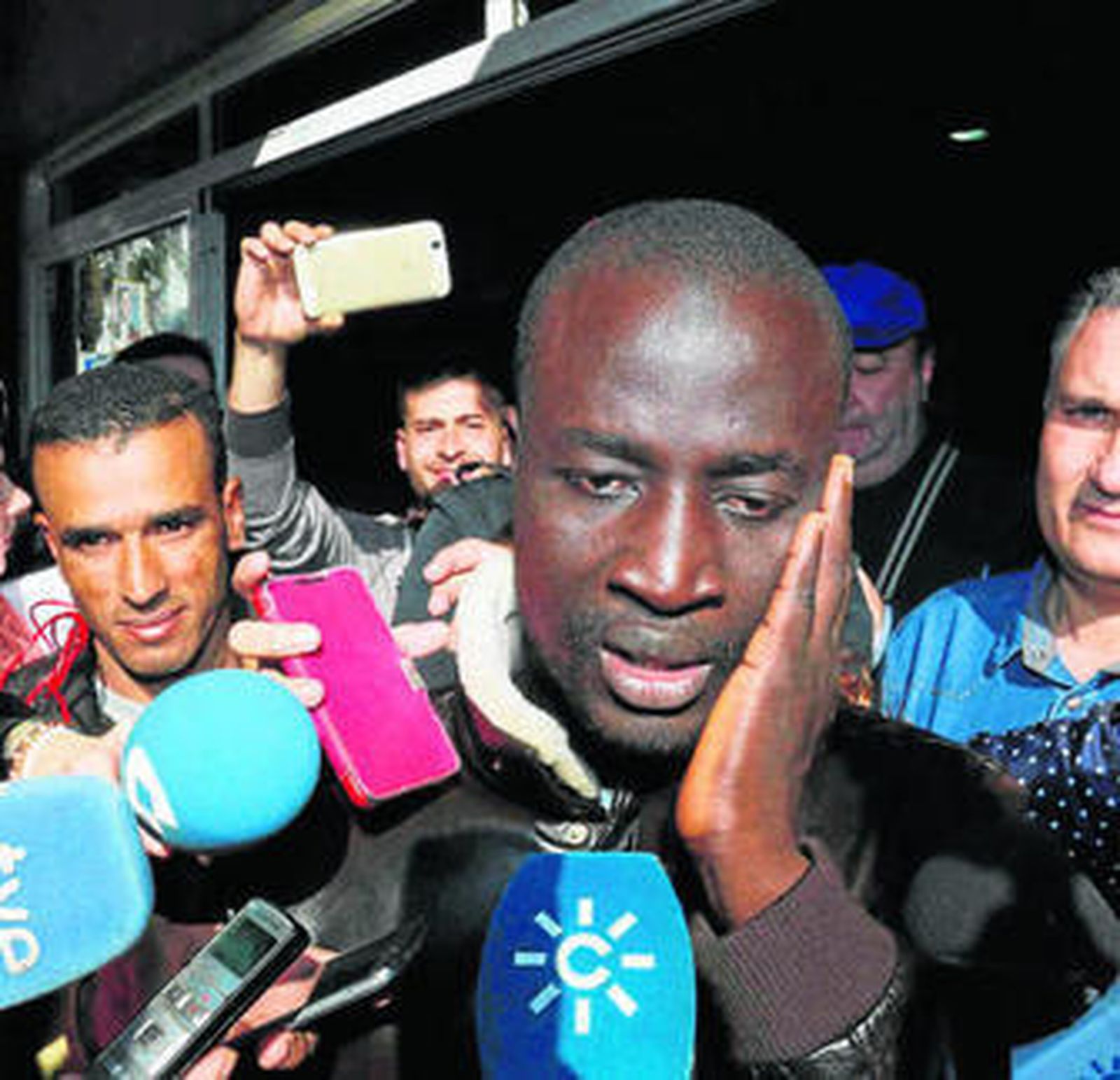 El joven senegalés en paro, aún sorprendido por haber ganado el gordo de la lotería.