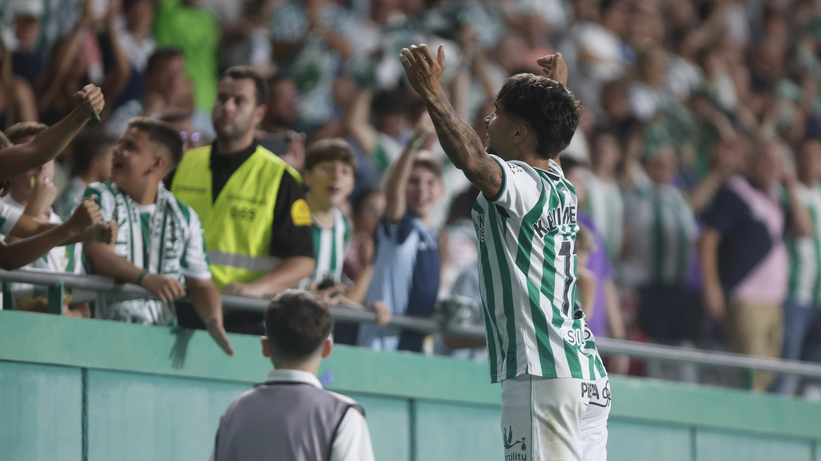 Kevin Medina celebra con euforia su primer gol con el Córdoba CF, el de la victoria ante el Castellón.