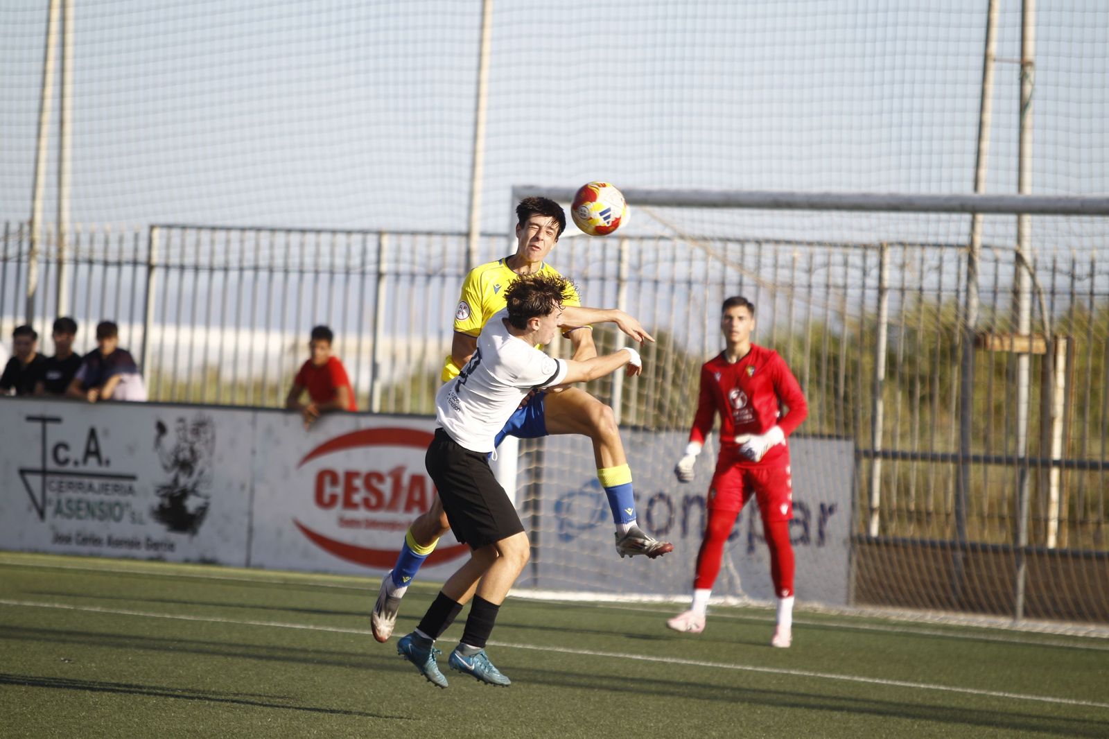 Disputa por un balón durante una acción del encuentro de la primera vuelta entre cañaeros y gaditanos.