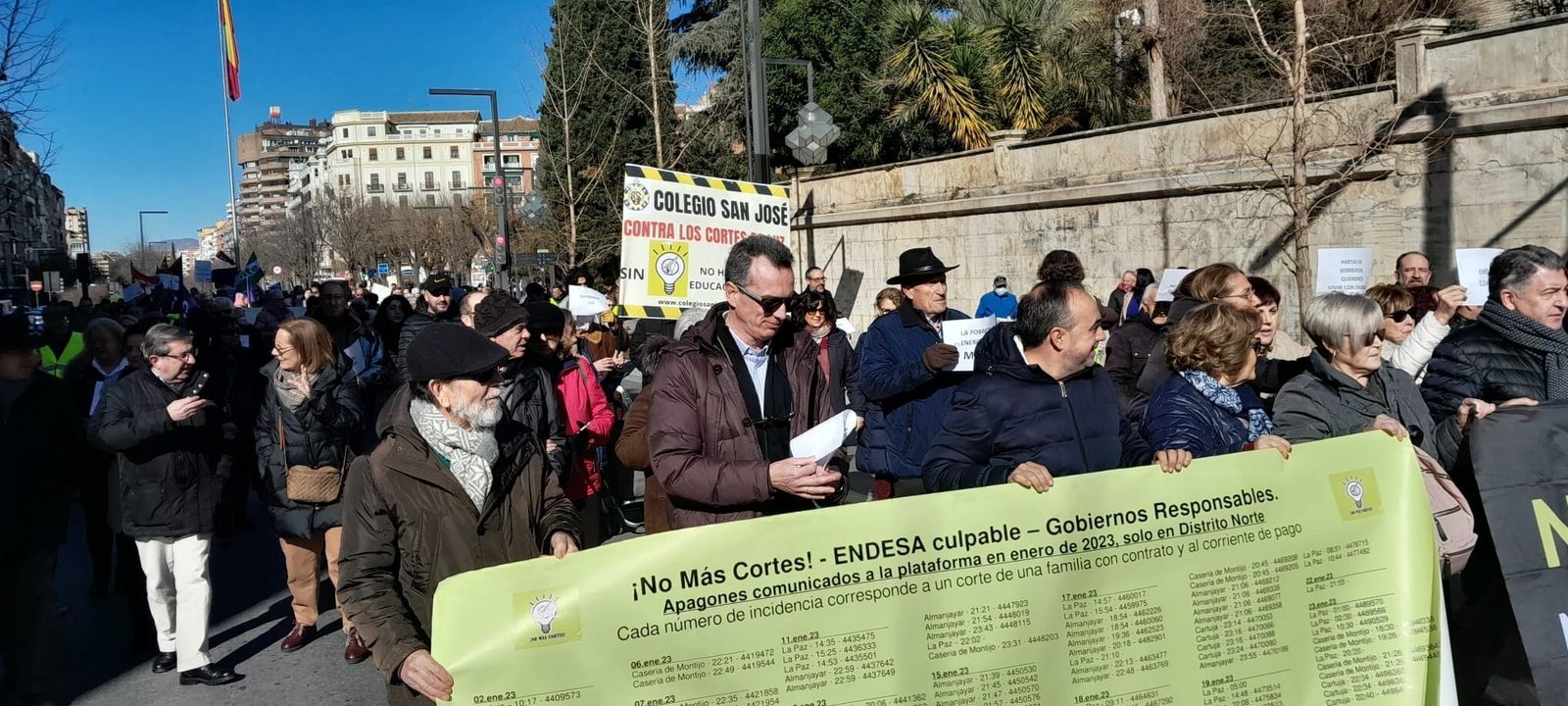 Protesta contra los cortes de luz en la zona Norte en Granada.