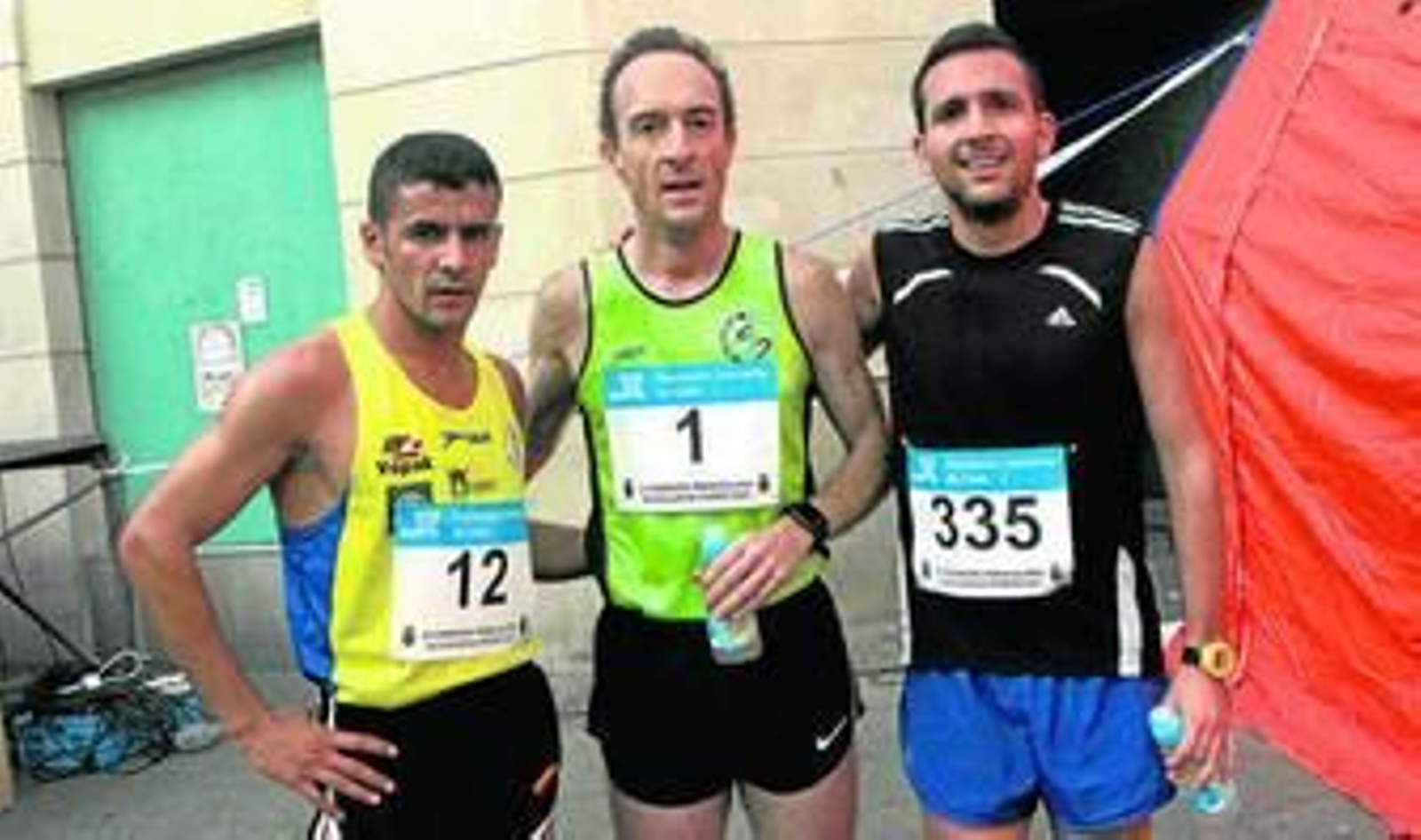 1. Fidel Ruiz (1), escoltado por Jorge Soto (335) y Hassan Amar Mohammed (12), el podio de la general 2. La campeona femenina, Kim Baglietto (12), encara la recta de meta en la calle Real. 3. Los más pequeños disfrutaron de su momento.  4. La participante más joven. Reportaje gráfico: Andrés Carrasco.