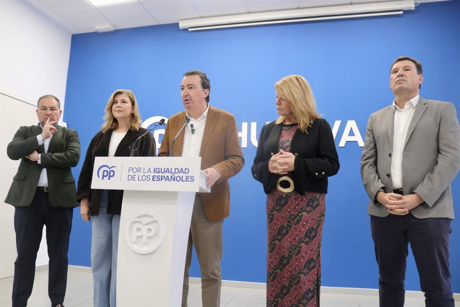 El presidente del PP junto a la alcaldesa y el presidente de la Diputación.