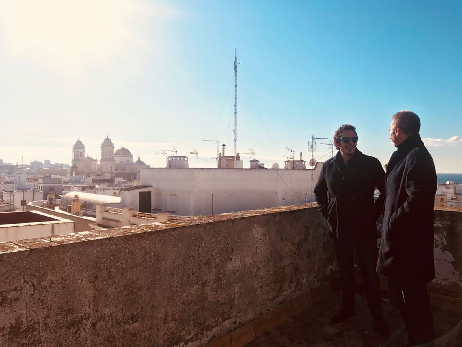 José María González y Miguel Ángel Vázquez charlan en la azotea del Palacio del Marqués de Recaño.