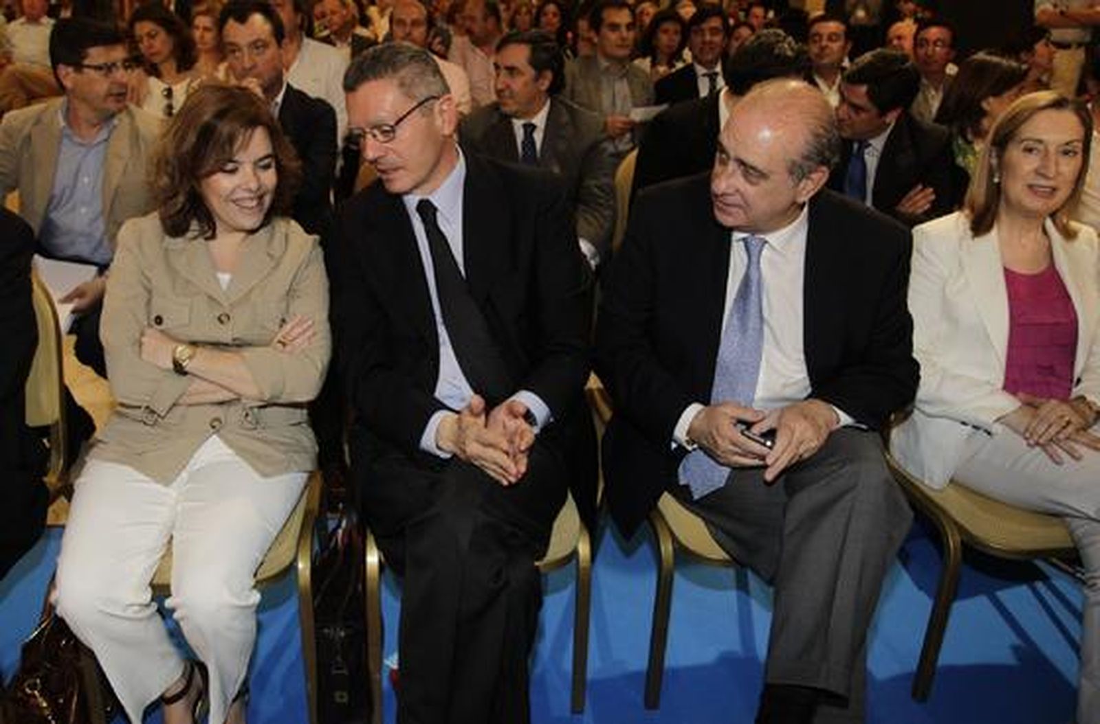 Rajoy, Arenas y Zoido, entre otros, acuden a la Junta Directiva Nacionald del PP realizada en Sevilla.

Foto: Antonio Pizarro