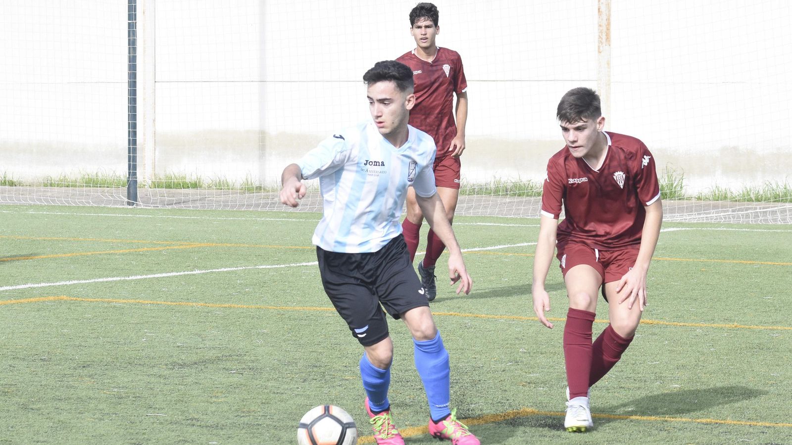 Un jugador del Don Bosco escapa de la presión de un cordobesista.
