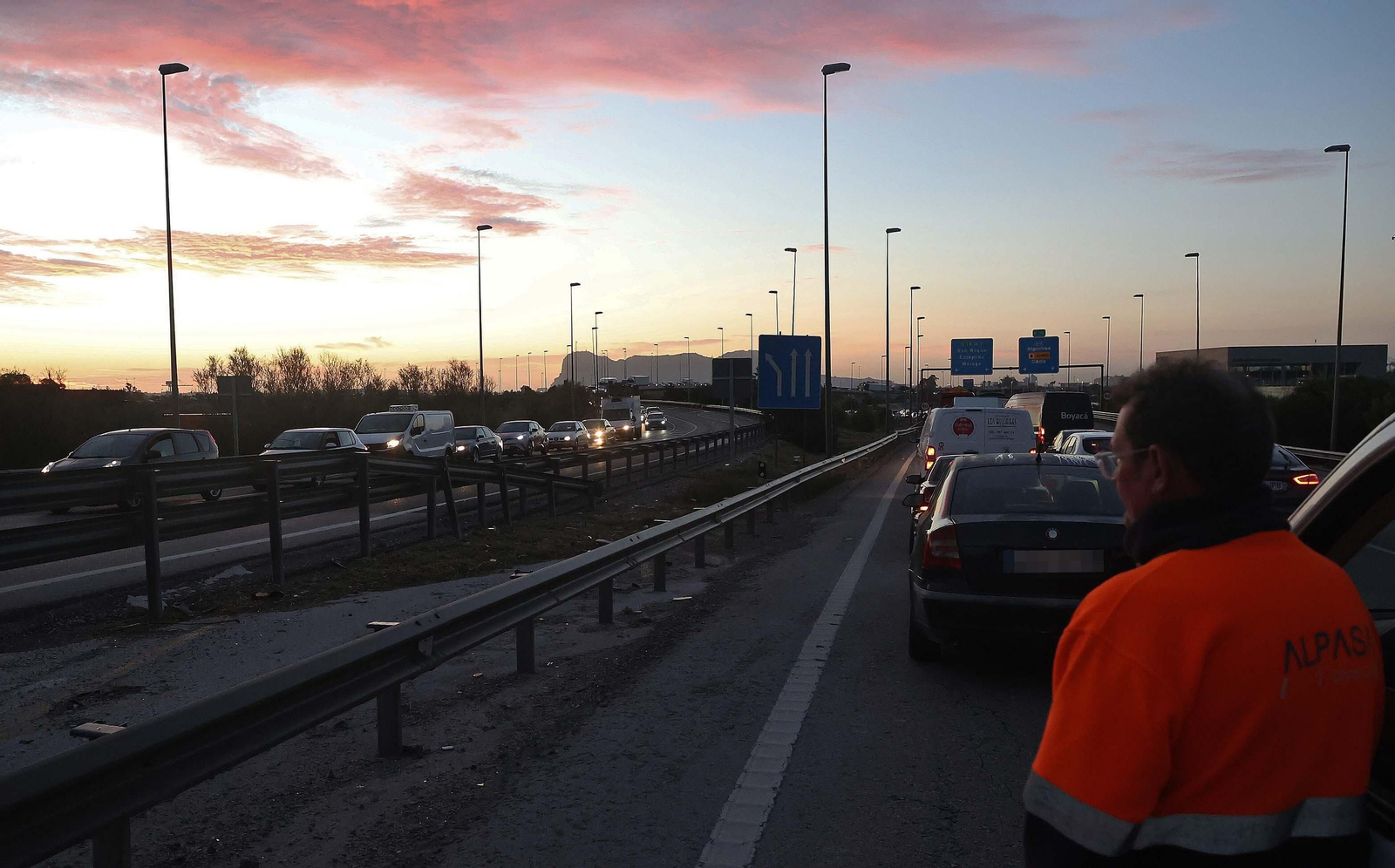 El nuevo corte de la A7 por los huelguistas de Acerinox, en imágenes