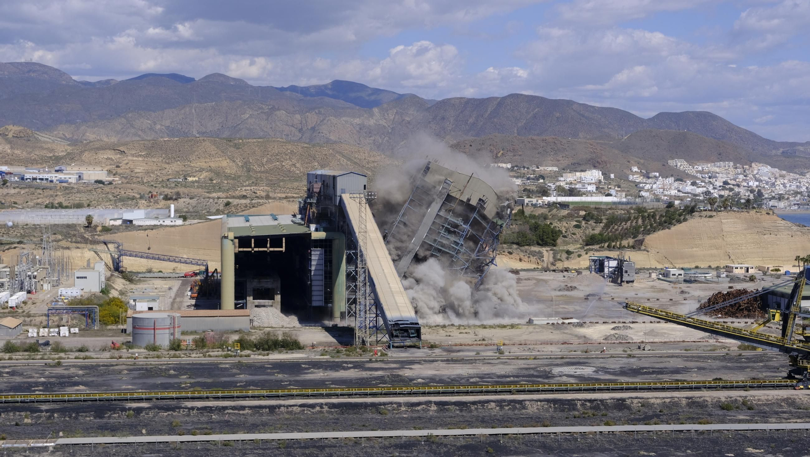 La voladura-demolición de la central térmica de Endesa en Carboneras, en imágenes