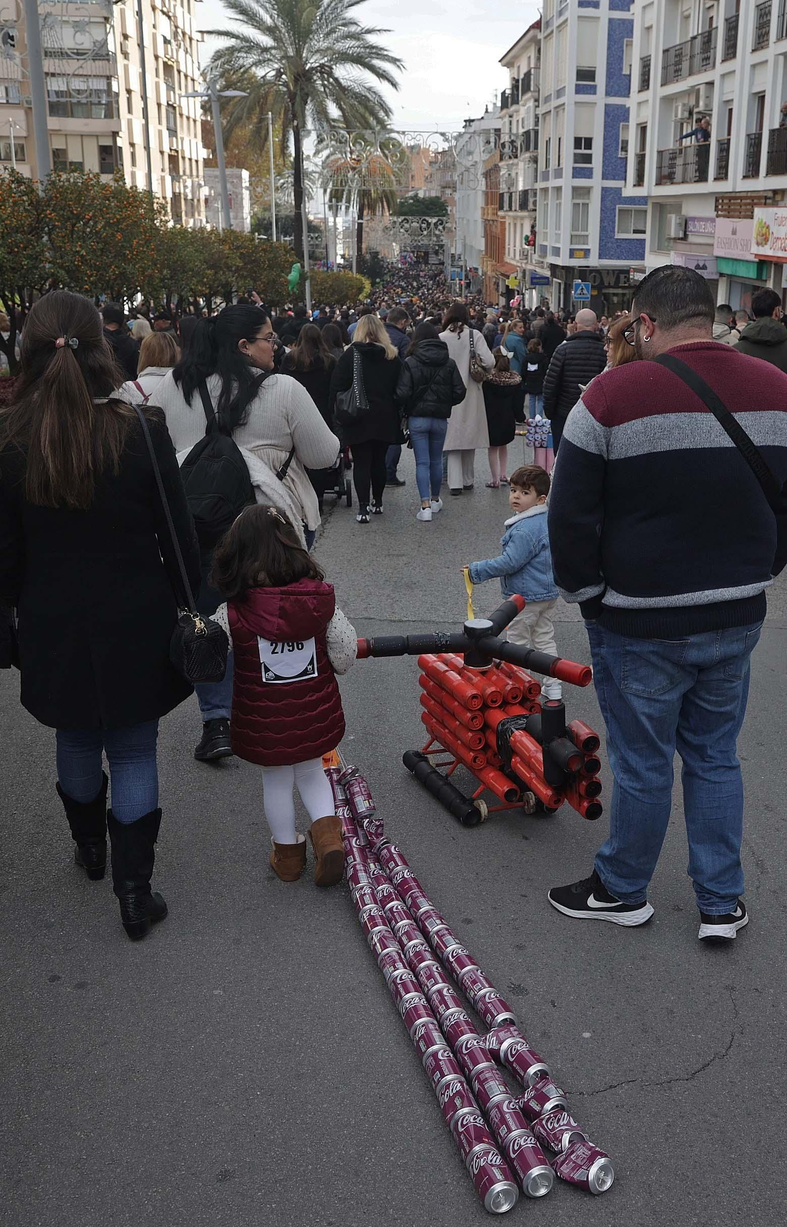 Búscate en las fotos del Arrastre de Latas 2025 en Algeciras