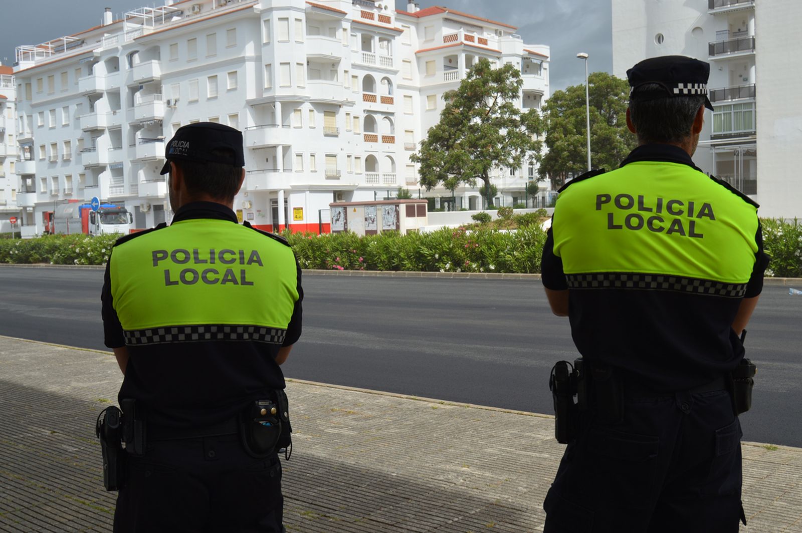 Dos policías locales de Cartaya vigilan una avenida de la localidad onubense.