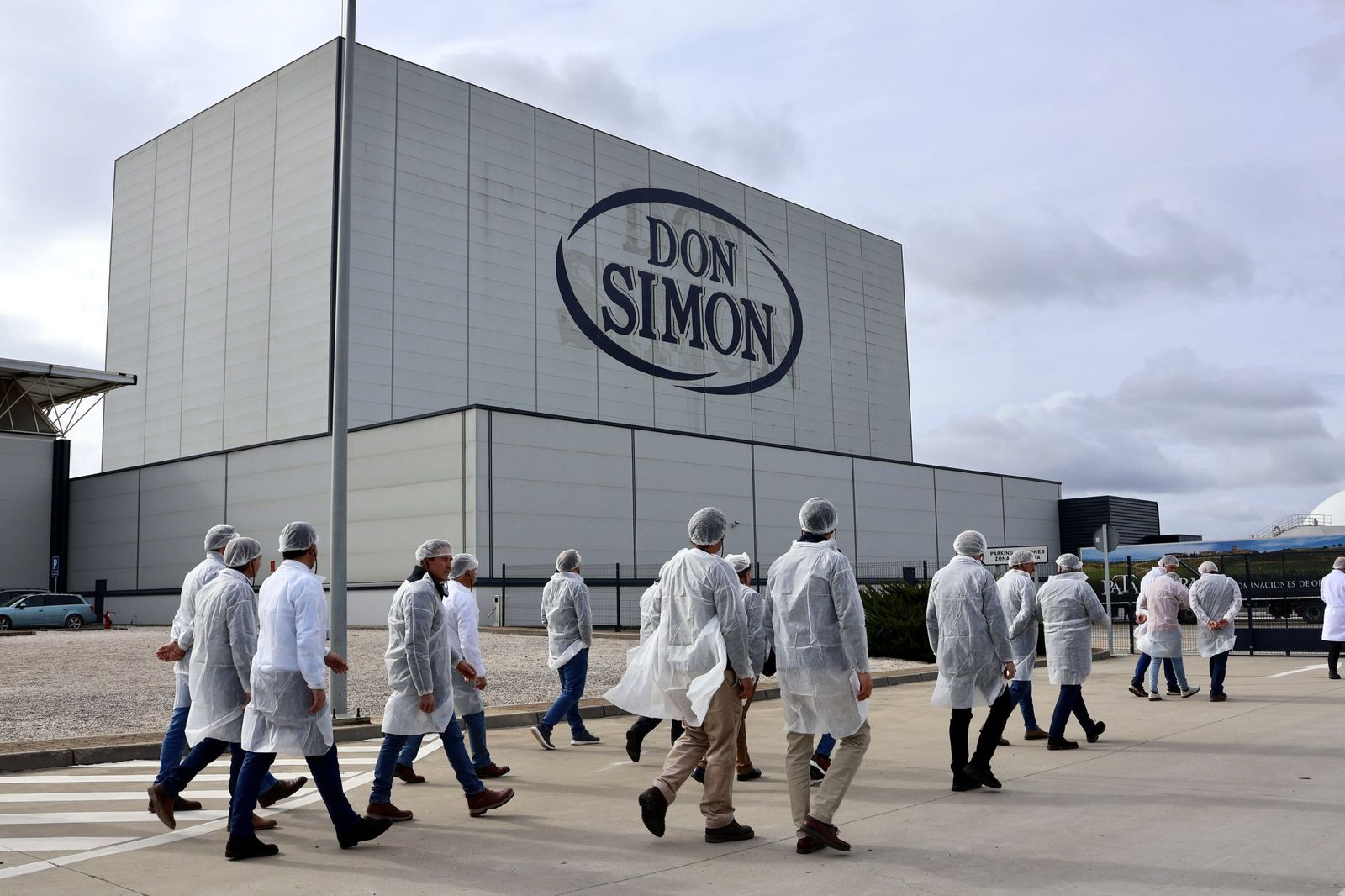 Visita de Fuente Palmera a la fábrica de Don Simón en Huelva