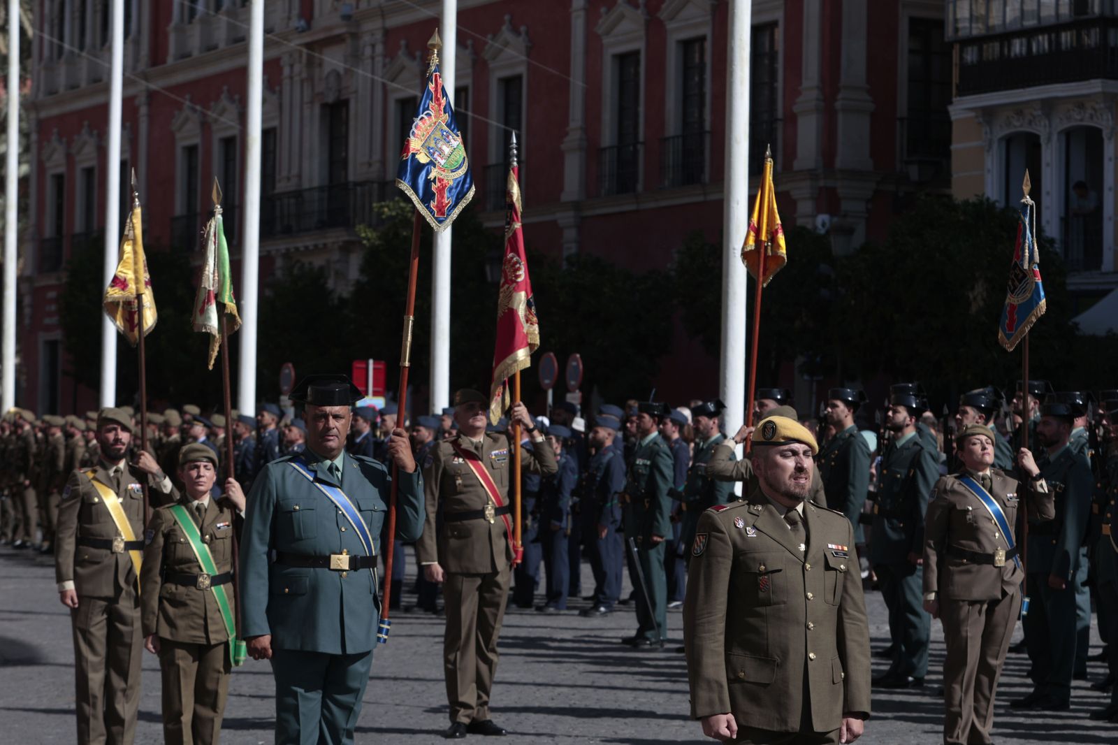 Las imágenes del acto de izado de la Bandera Nacional en la Plaza de San Francisco