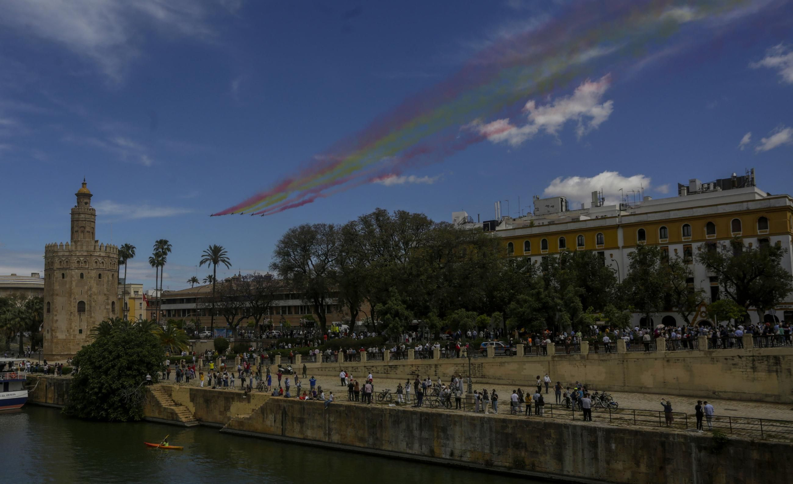 Espectaculares fotos de las acrobacias de la Patrulla Águila: cuatro décadas surcando los cielos