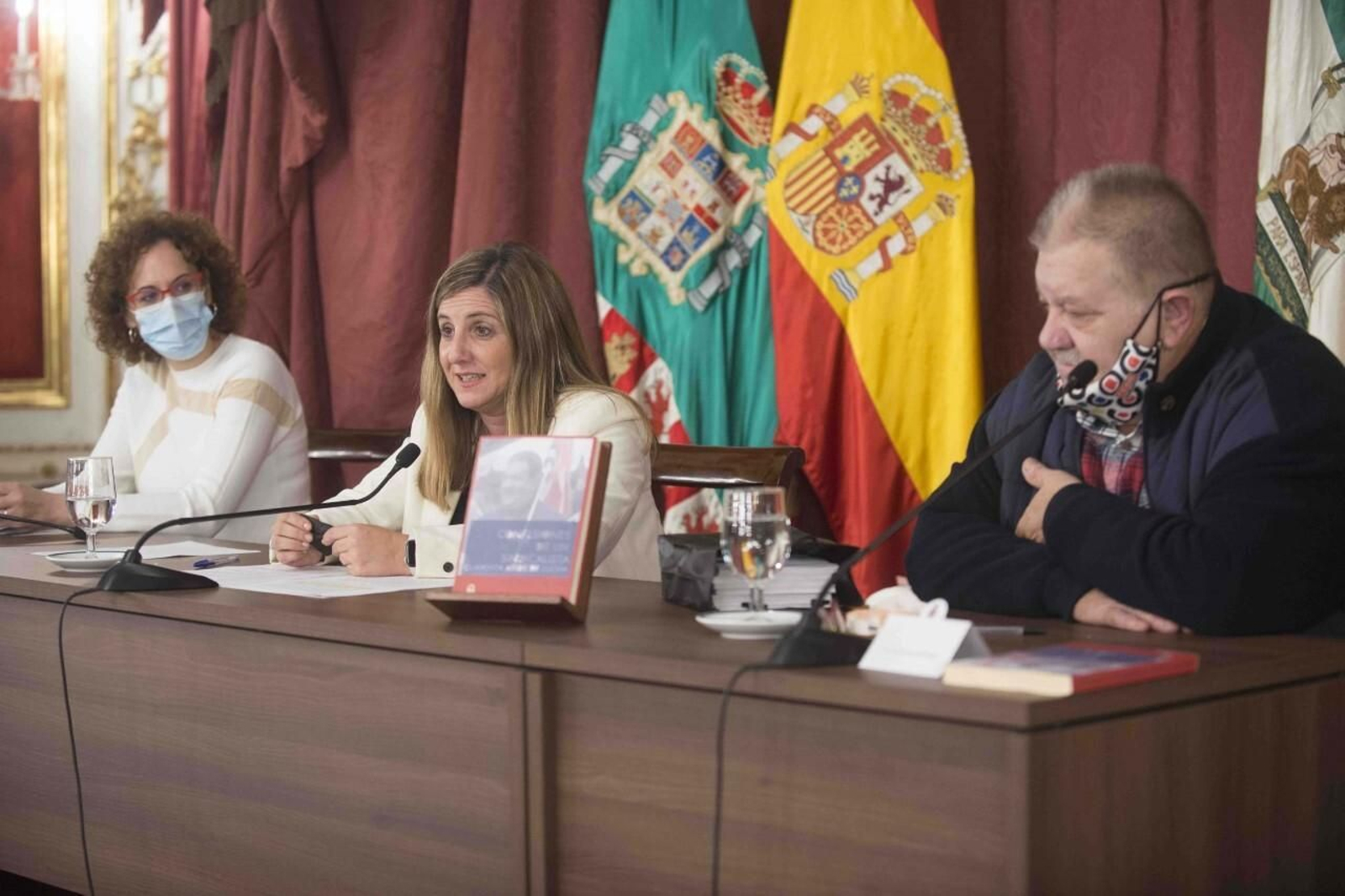 José Manuel Trillo, escuchando a la presidenta de la Diputación, Irene García