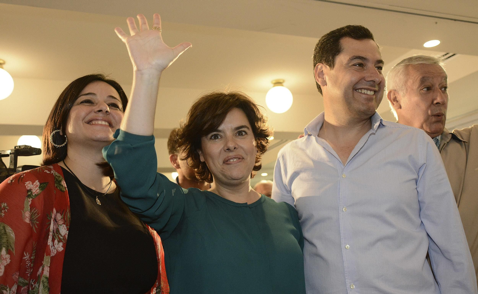 Soraya Sáenz de Santamaría, flanqueado por Virginia Pérez, Juan Manuel Moreno y Javier Arenas.