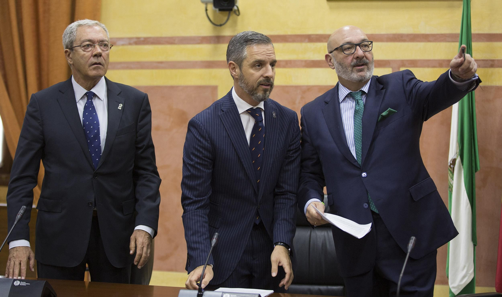 Rogelio Velasco, Juan Bravo y Alejandro Hernández, en en Parlamento. Rogelio Velasco, Juan Bravo y Alejandro Hernández, en en Parlamento.