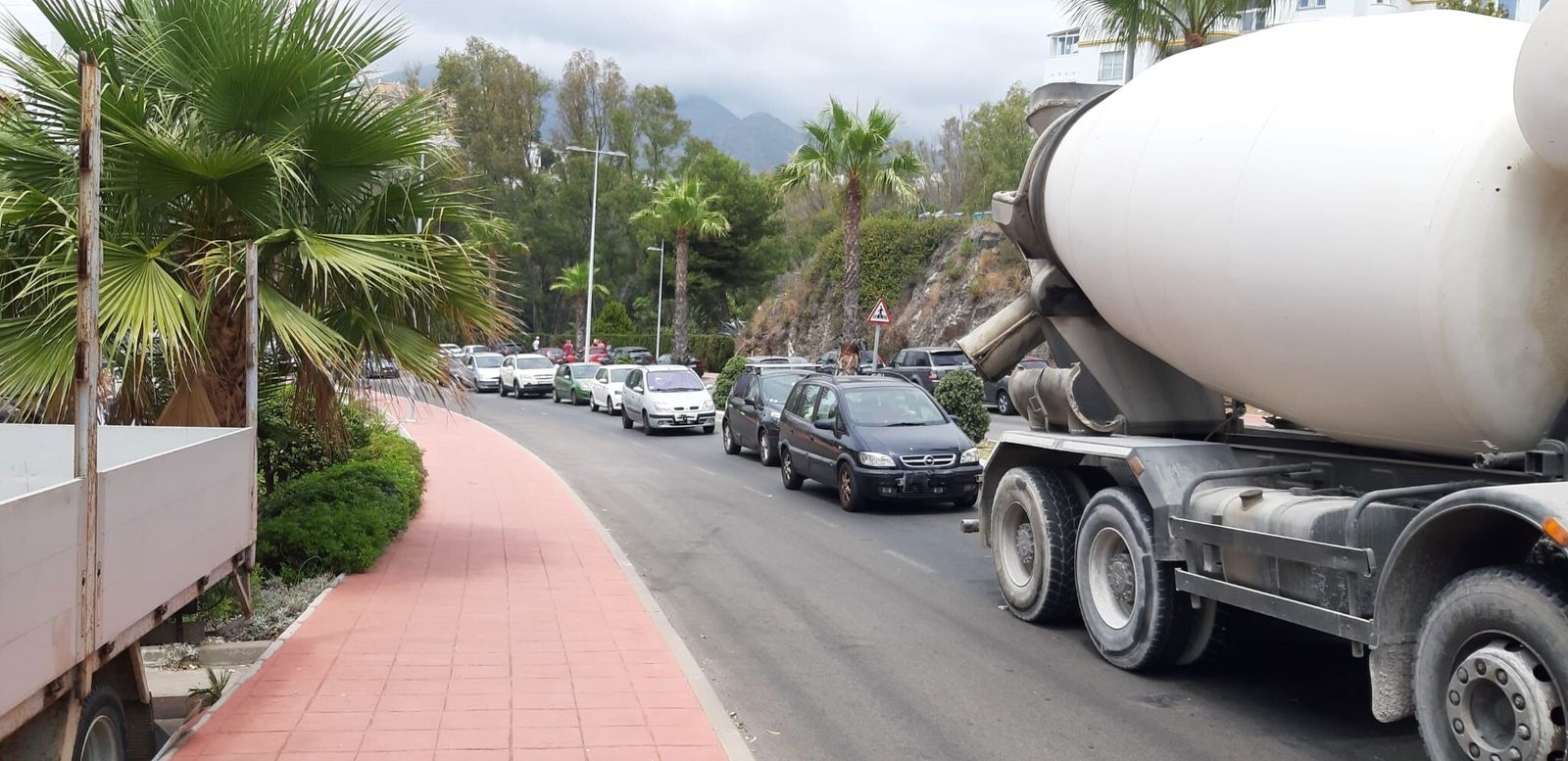 Vista de retenciones en la avenida del Sol, en Benalmádena.