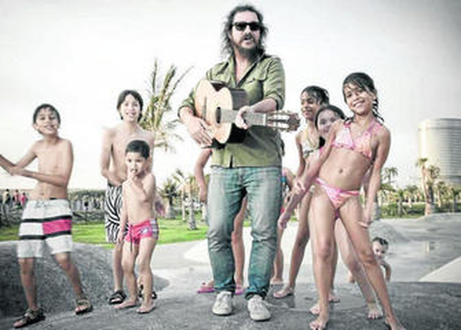 Bigott, en una foto promocional en una piscina.