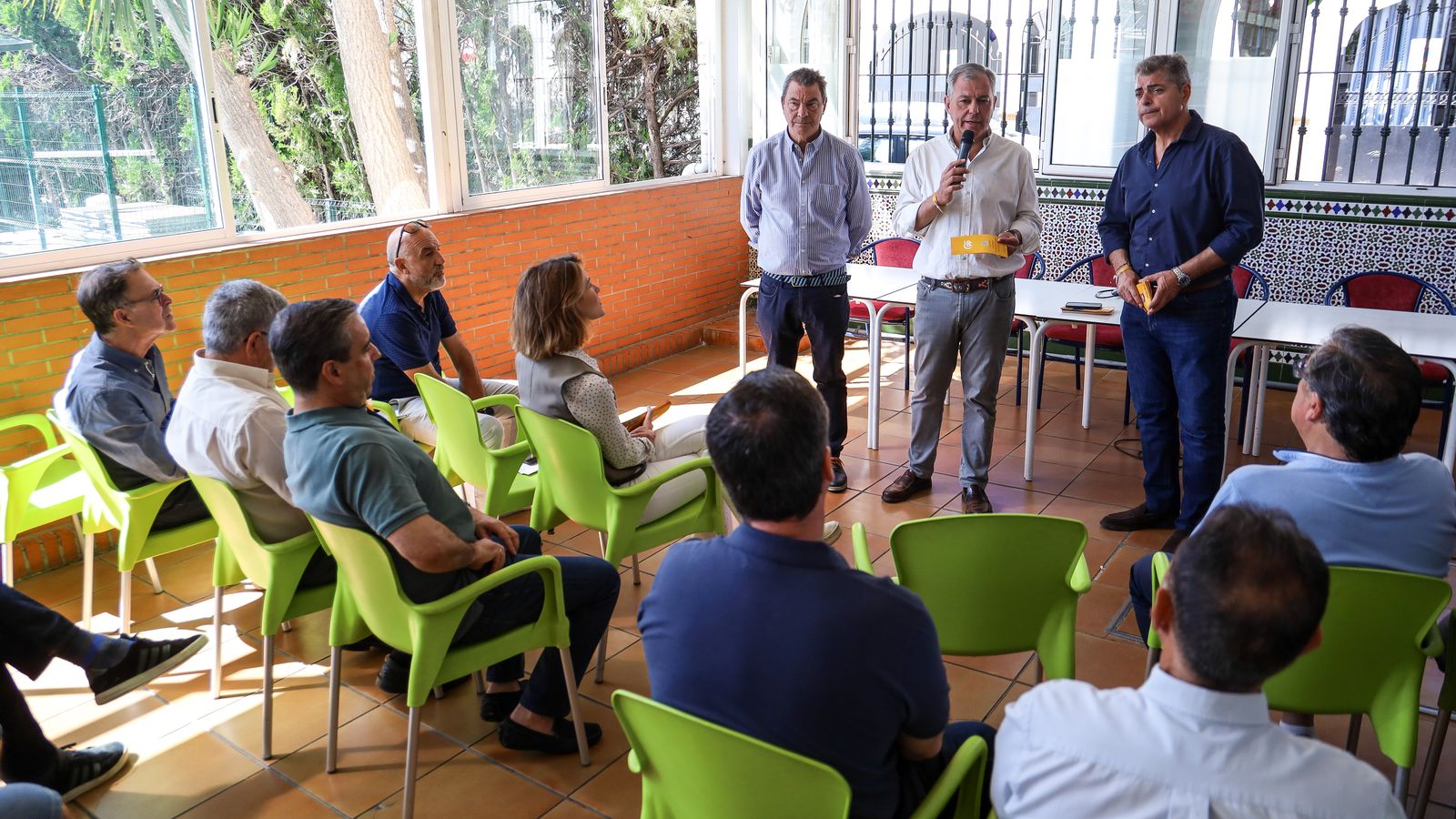José Luis Sanz reunido con vecinos de Sevilla Este.