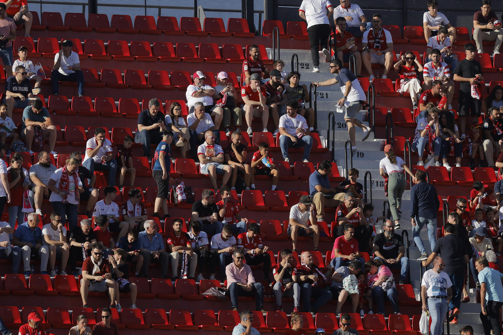 Búscate en las fotos del Sevilla-Español