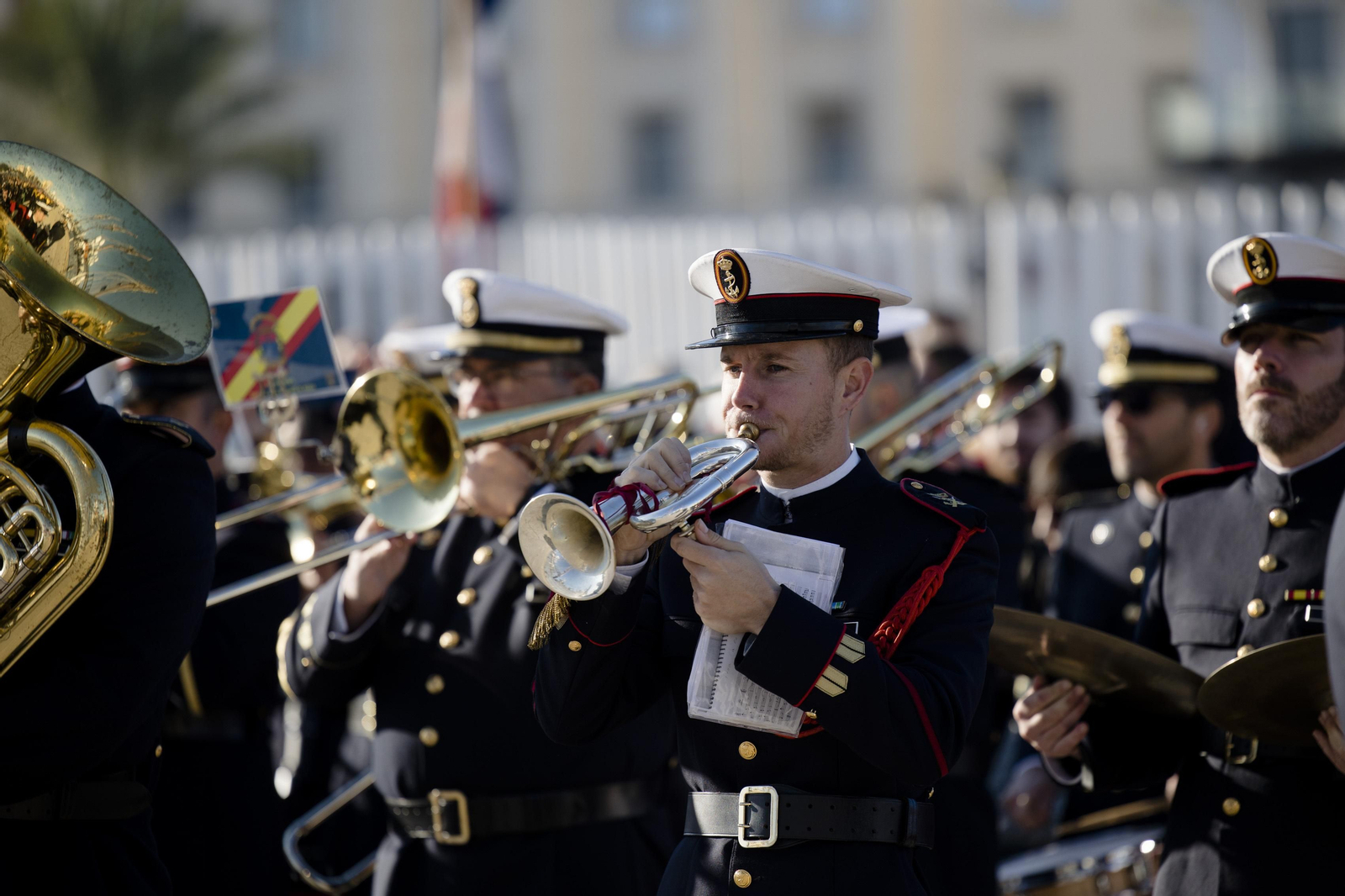 Las imágenes de la salida del buque  "Juan Sebastián de Elcano" del muelle de Cádiz.