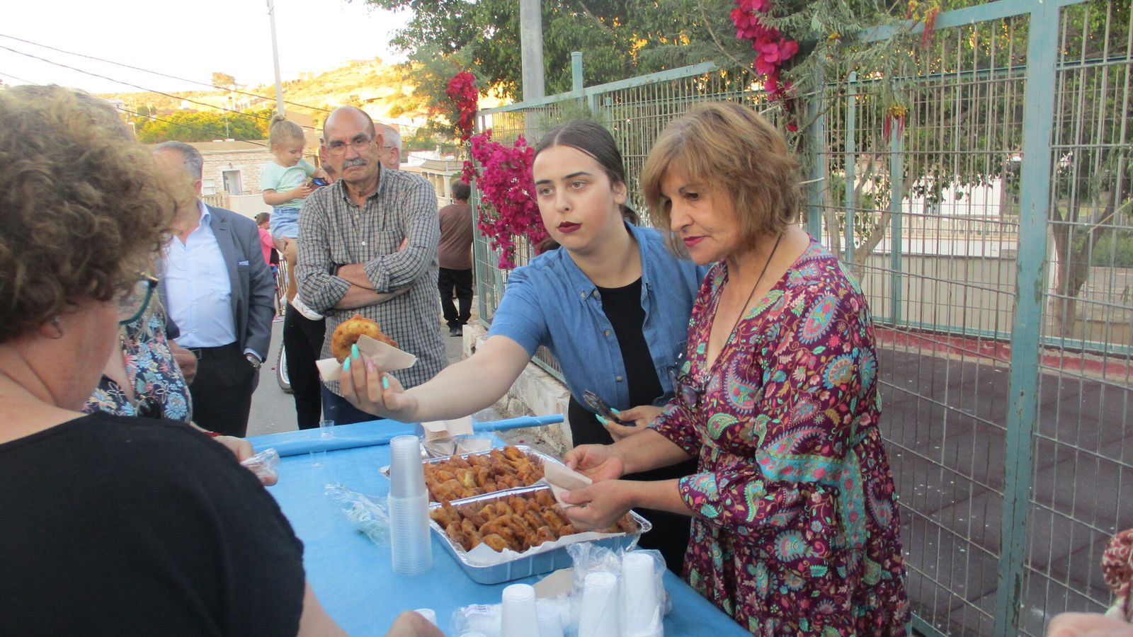 Tras la Eucaristía, se procedió a la degustación de chocolate y buñuelos elaborados por los propios vecinos al simbólico precio de un euro ‘pro restauración de la iglesia’.