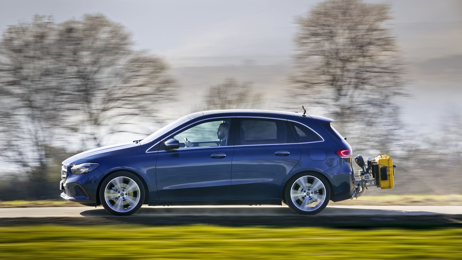 Las emisiones de CO2 marcan el límite para la venta de vehículos de combustión en la UE. El uso de combustibles sintéticos es una alternativa para que coches con los motores térmicos puedan seguir vendiéndose, según algunos países, entre ellos Alemania.