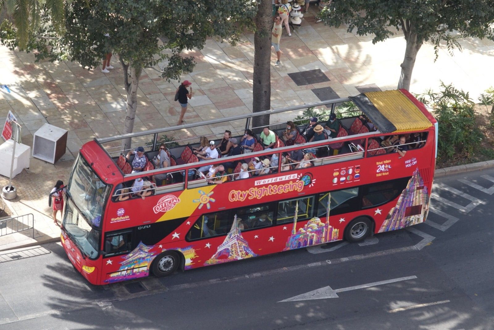 Un autobús turístico circulando por Málaga con turistas