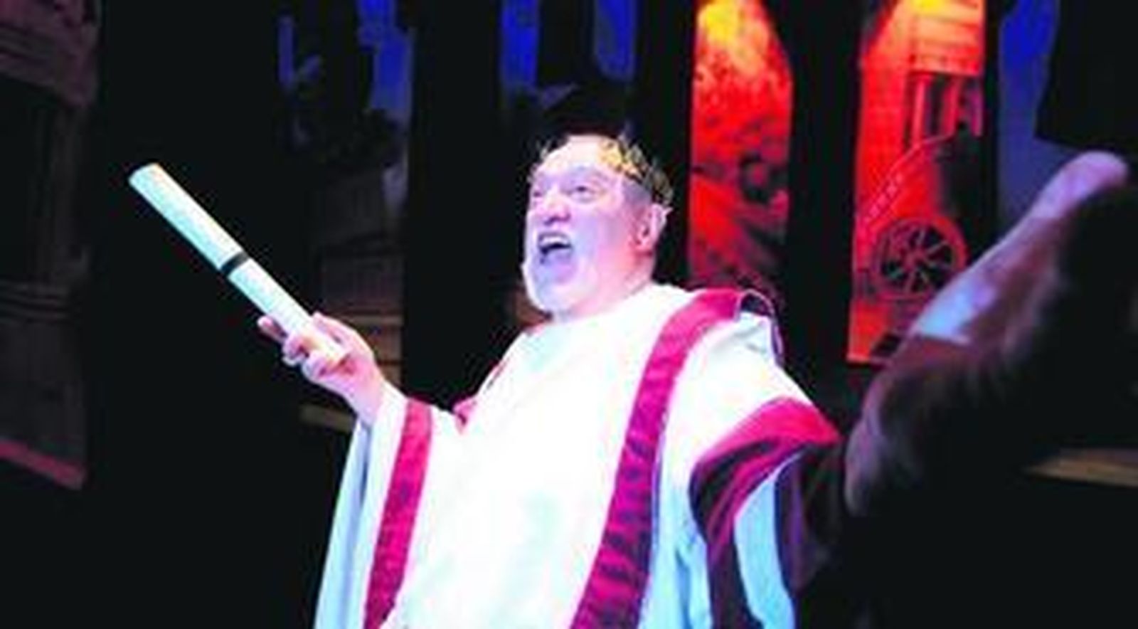 El actor en un momento de la obra que se presenta hasta el jueves en el teatro municipal.