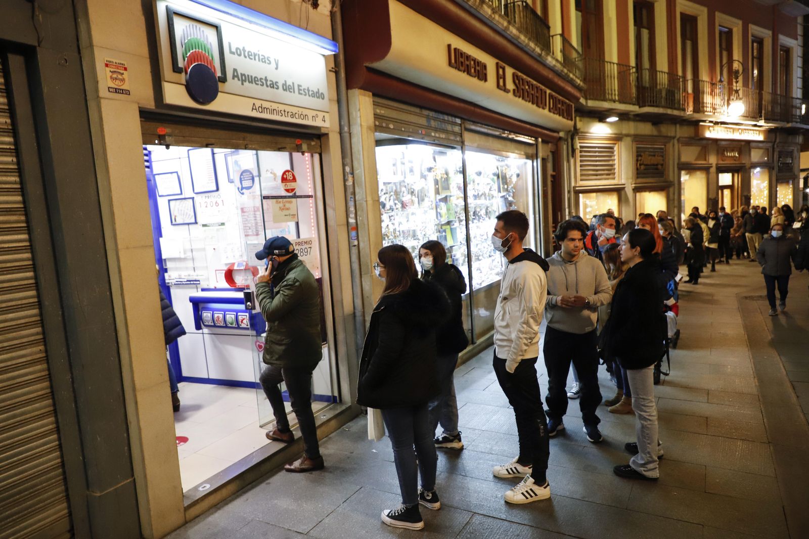 Lotería de Navidad en Granada: Colas y mucha ilusión para comprar el décimo de última hora