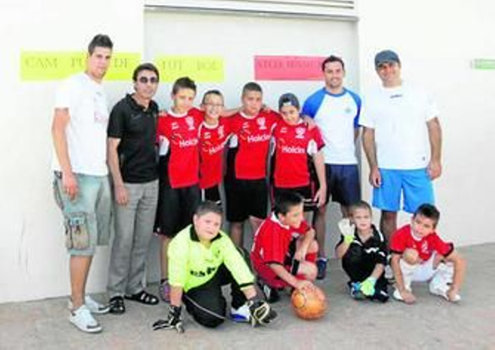 Foto de los monitores y de algunos de los participantes durante el primer día del Campus de Benahadux.