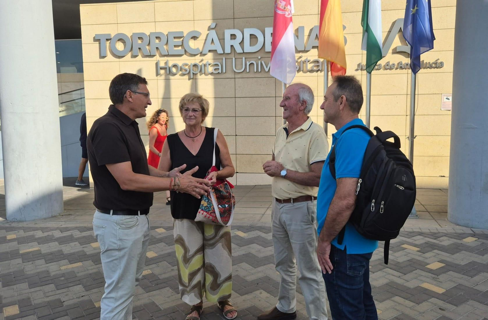 Sánchez teruel junto al concejal del Ayuntamiento de Almería, José Fernández, conversan con vecinos de Almería en la puerta del Hospital Torrecárdenas