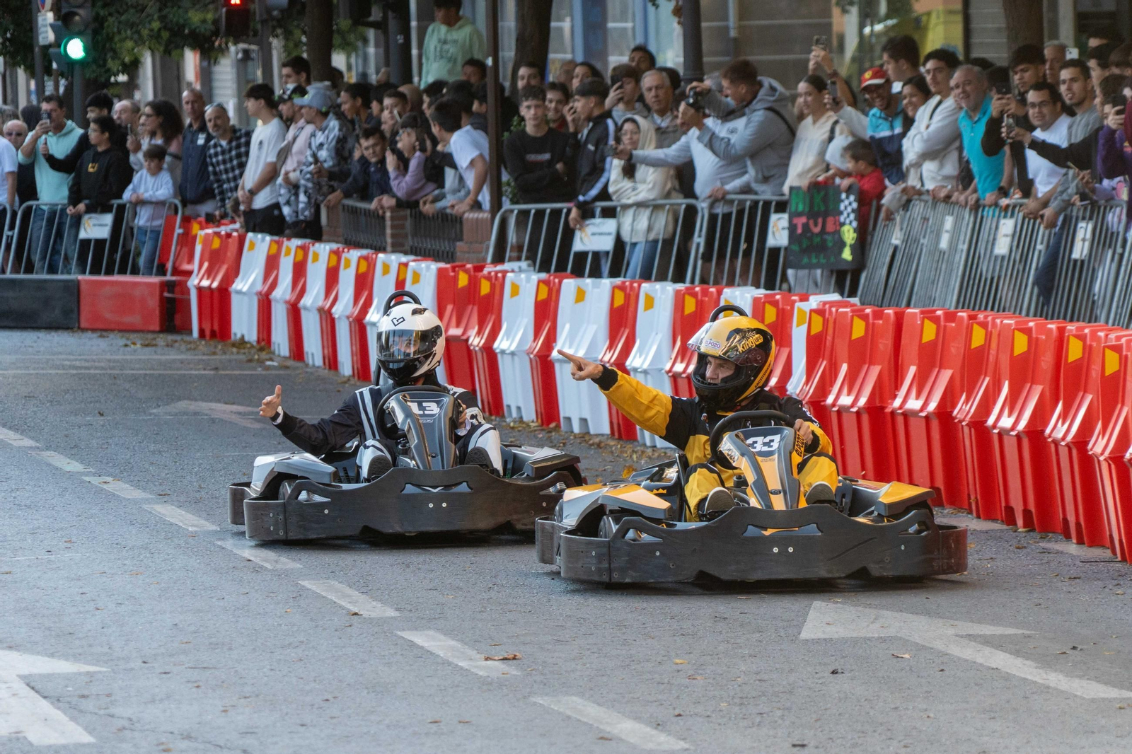 Algunos pilotos no dudaban en ir saludando a los aficionados