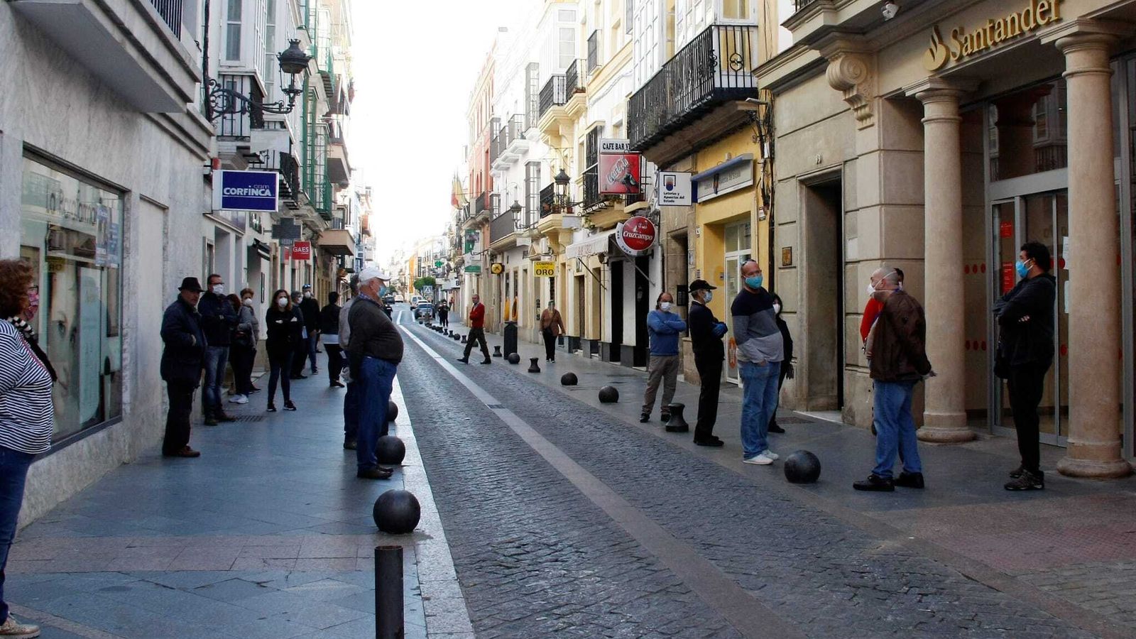 Durante estas semanas las colas en las entidades bancarias son una imagen habitual.