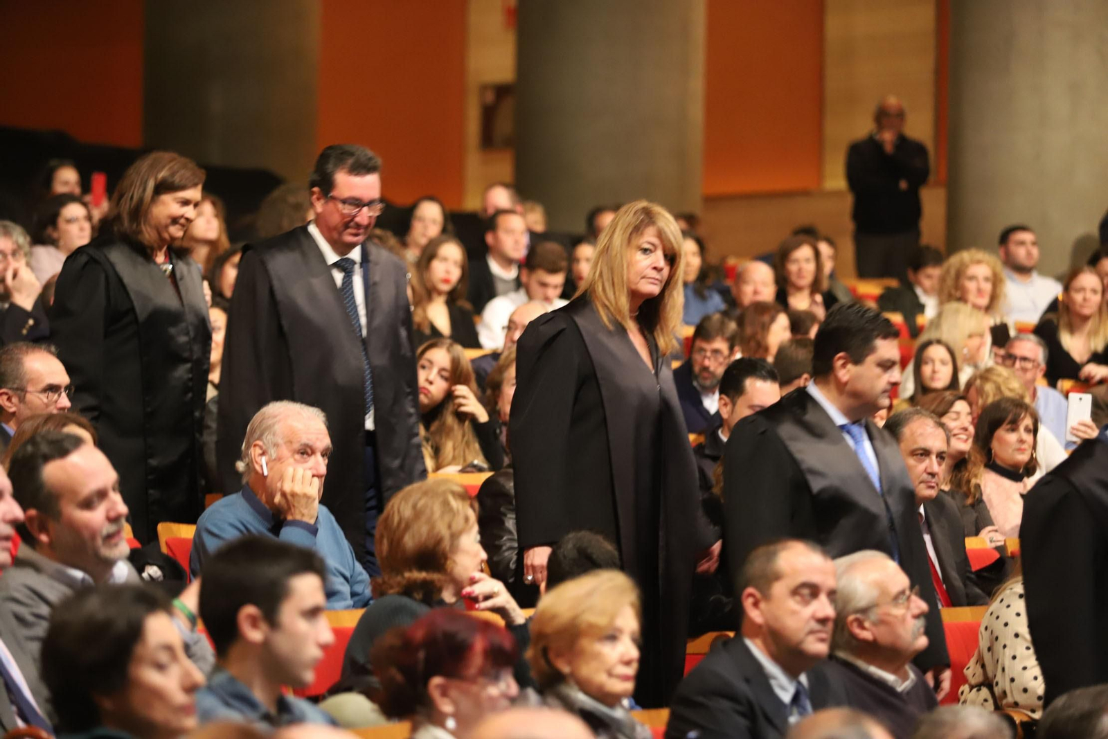 Imágenes del acto de entrega de insignias a los colegiados que cumplen 25 y 50 años en el Ilustre Colegio de Abogados de Huelva.