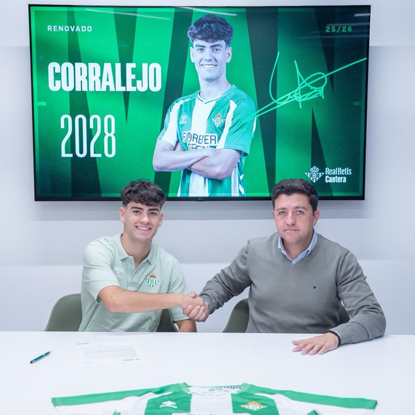 Iván Corralejo, junto a Miguel Calzado, director de cantera del Betis.