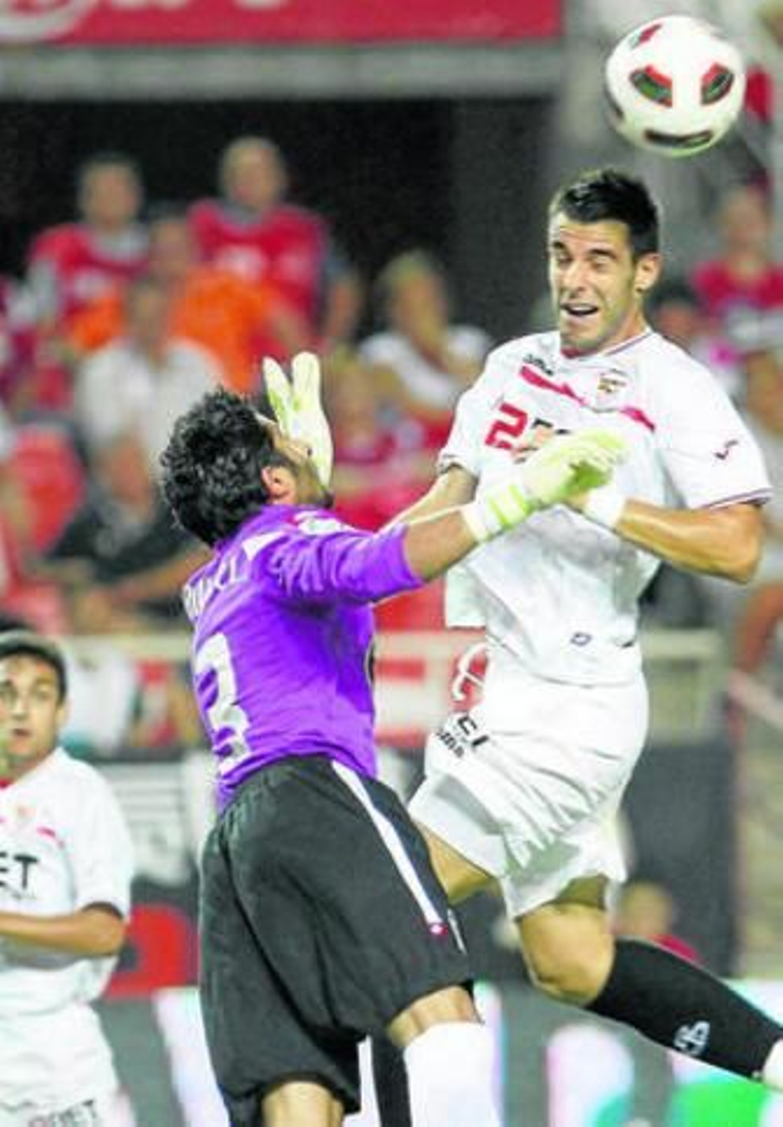 Álvaro Negredo intenta el remate ante el portero del Deportivo.