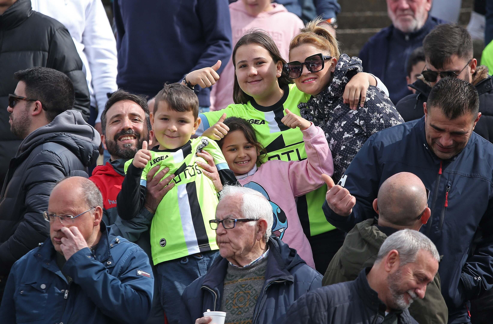 Fotos de la afición durante el Balona - Deportivo de La Coruña en el estadio municipal de La Línea