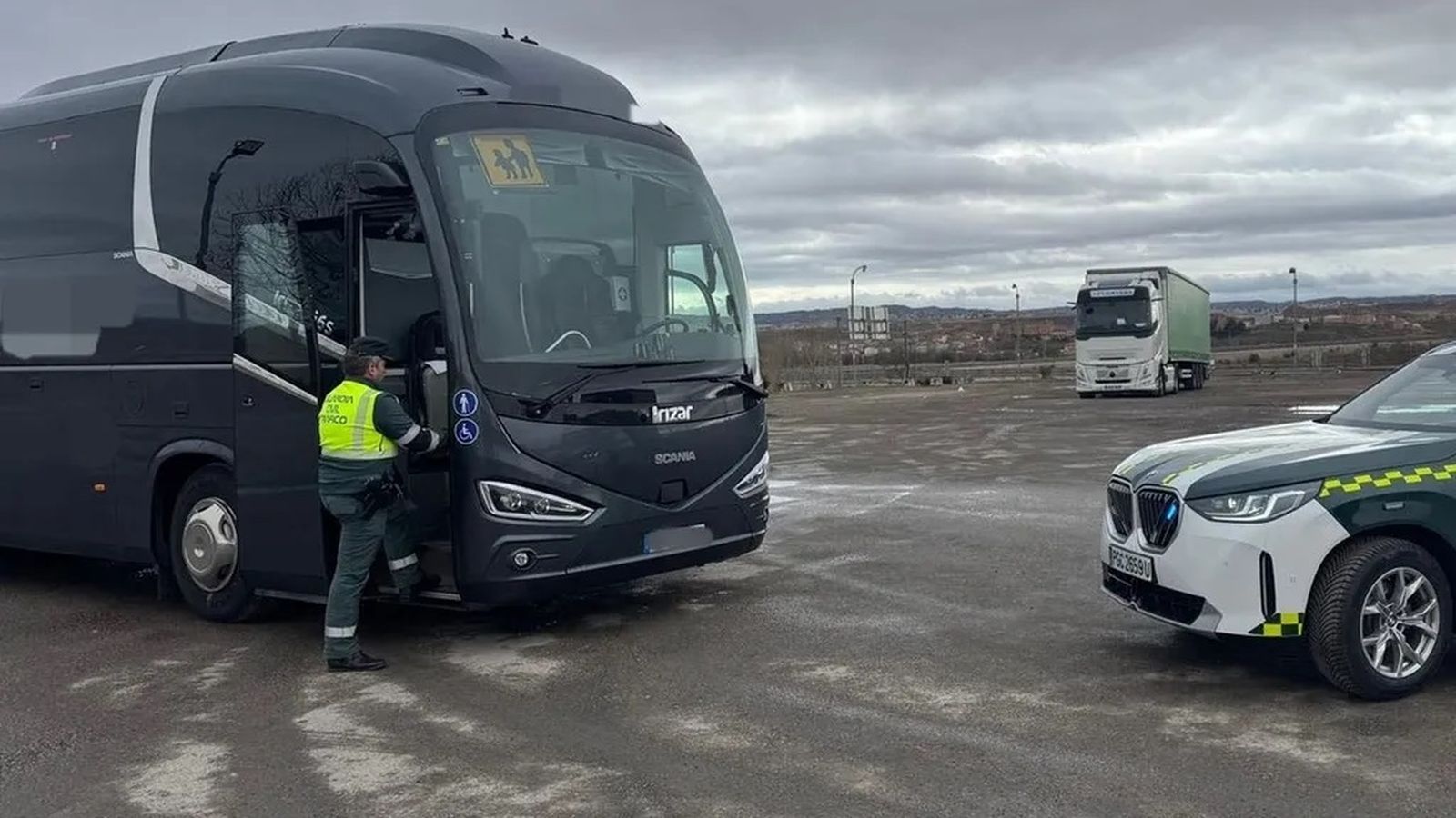 El autobús retenido por la Guardia Civil.