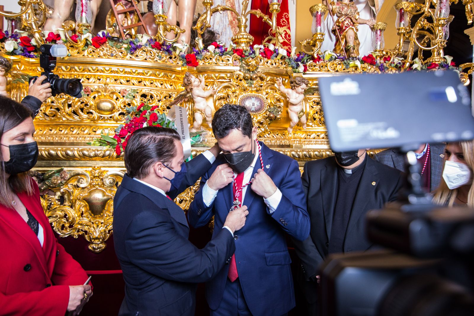 Así ha sido la visita del presidente de la Junta a las hermandades del Lunes Santo de San Fernando