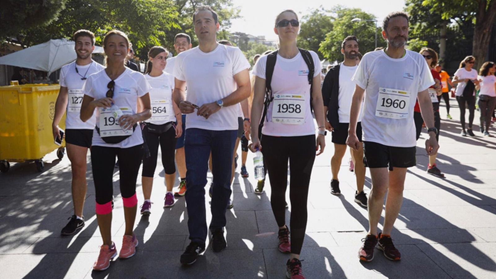 Ignacio Aguado, segundo por la izquierda, este domingo en la Carrera contra la violencia de género en Madrid.