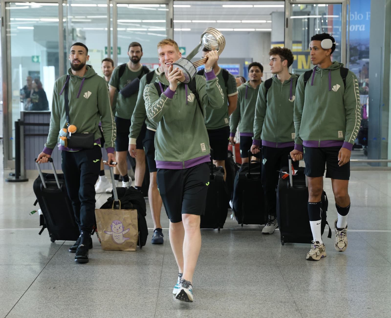 El Unicaja brinda la Copa Intercontinental con la afición