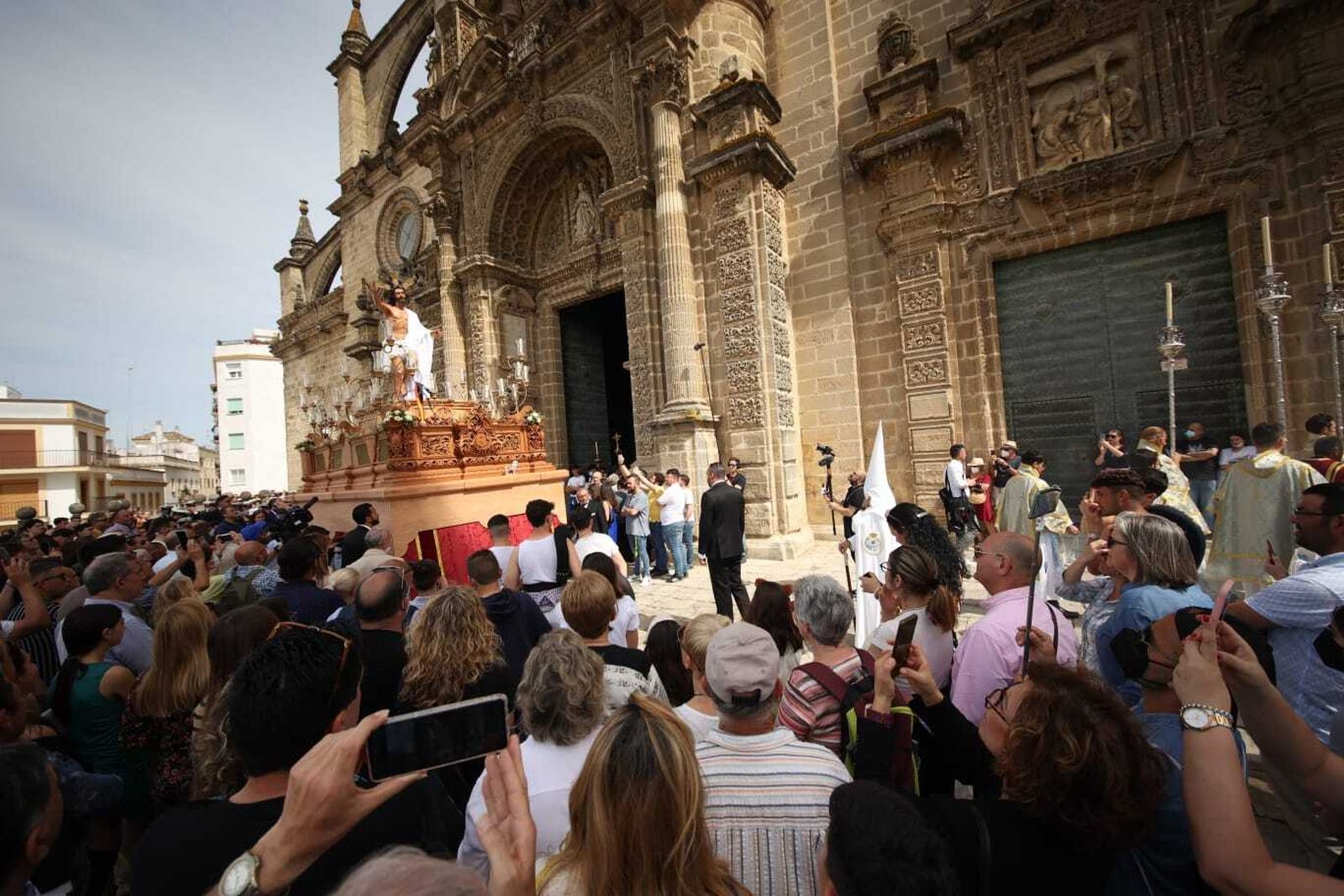Las imágenes de la salida procesional de la hermandad del Resucitado.