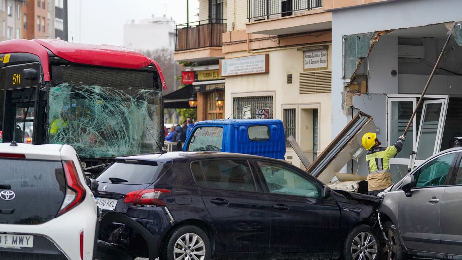 Un bombero asegura la peluquería para que puedan salir las mujeres atrapadas.